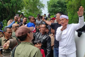 Gubernur Jawa Barat, Kang Dedi Mulyadi (KDM) saat berdialog dengan warga.